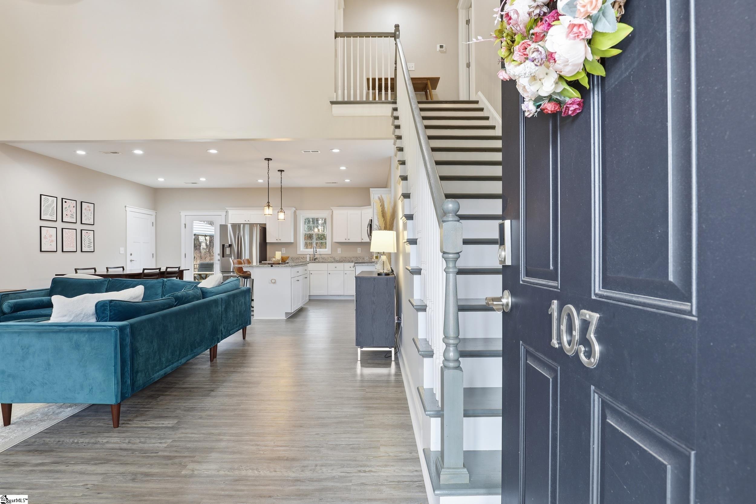 103 W Chestnut Court