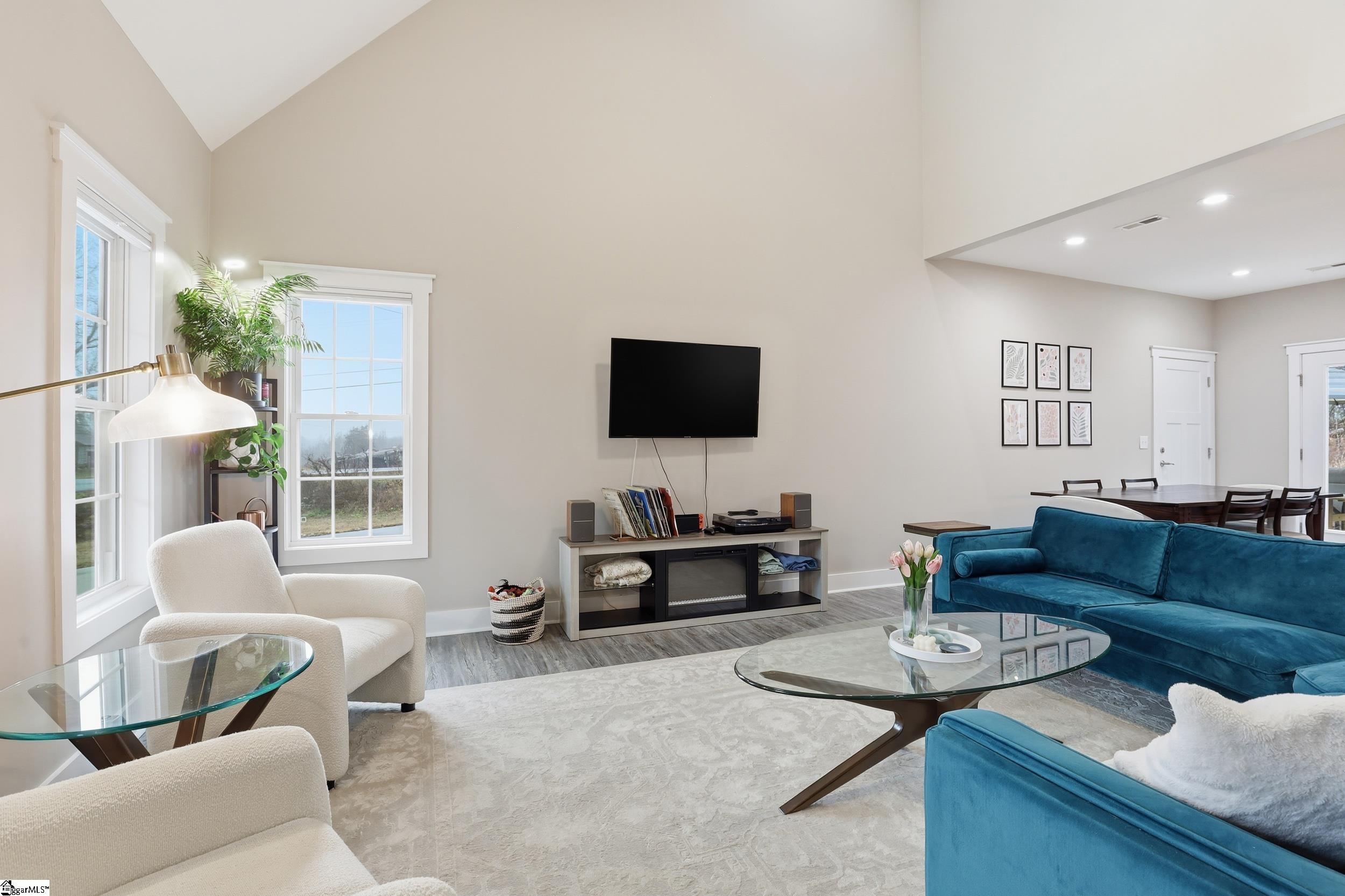 103 W Chestnut Court