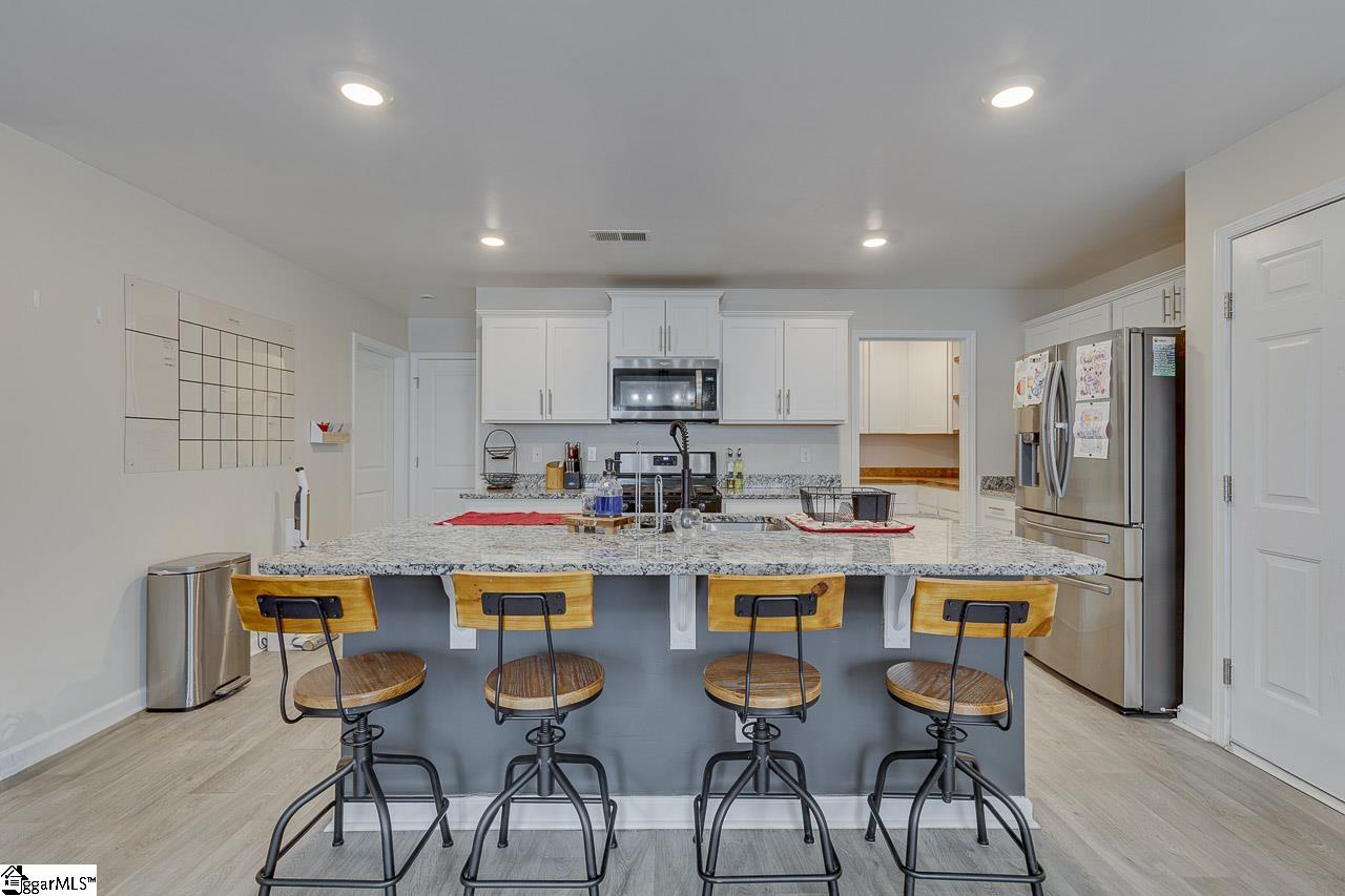 938 Ashwood Way