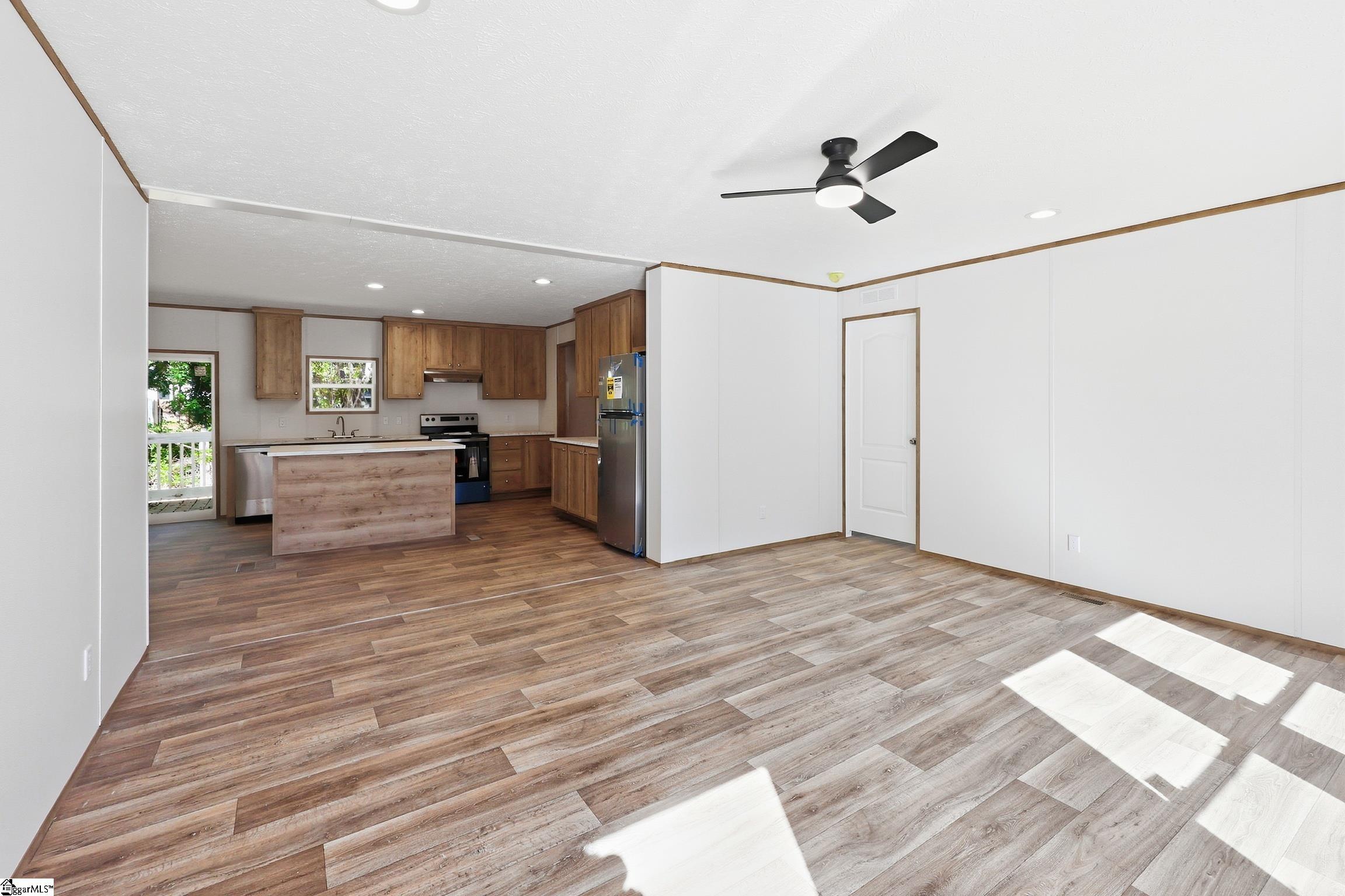 10 Lakeside Drive