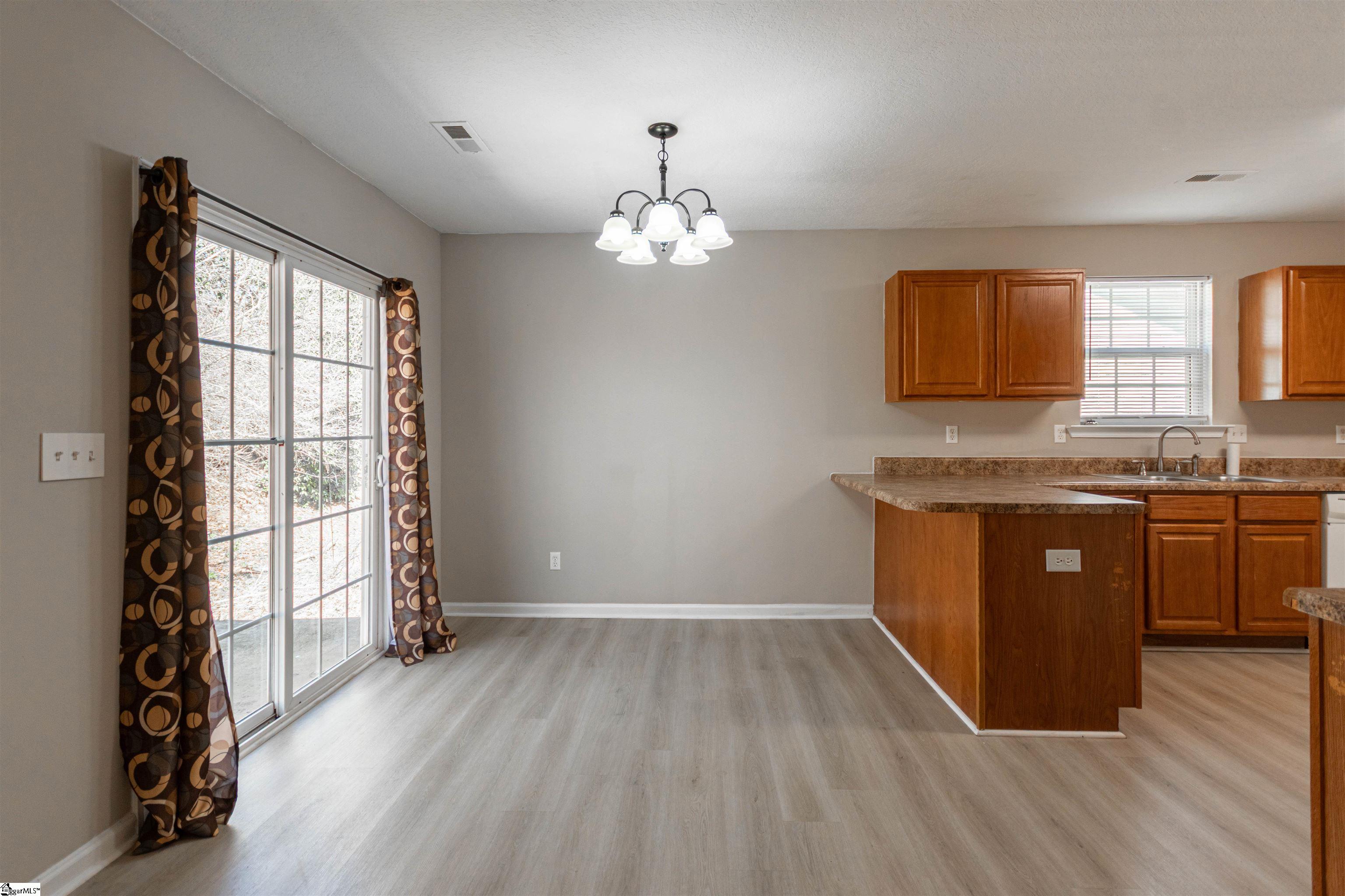 Spartanburg, South Carolina 29301, United States, 3 Bedrooms Bedrooms, ,2 BathroomsBathrooms,Residential,Active,284