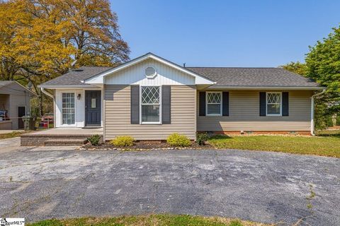 Photo of 228 Brookdale Avenue, Greenville, SC 29607 (MLS # 1592675)
