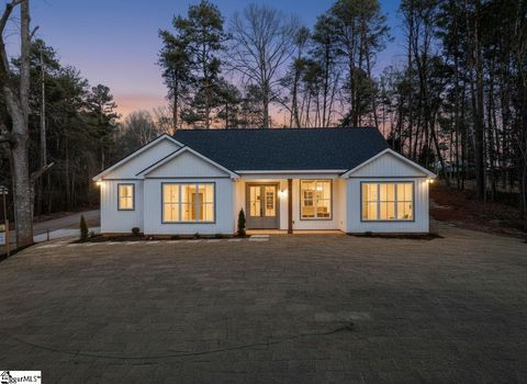 Photo of 110 Oak Hill Drive, Westminster, SC 29693 (MLS # 1578045)