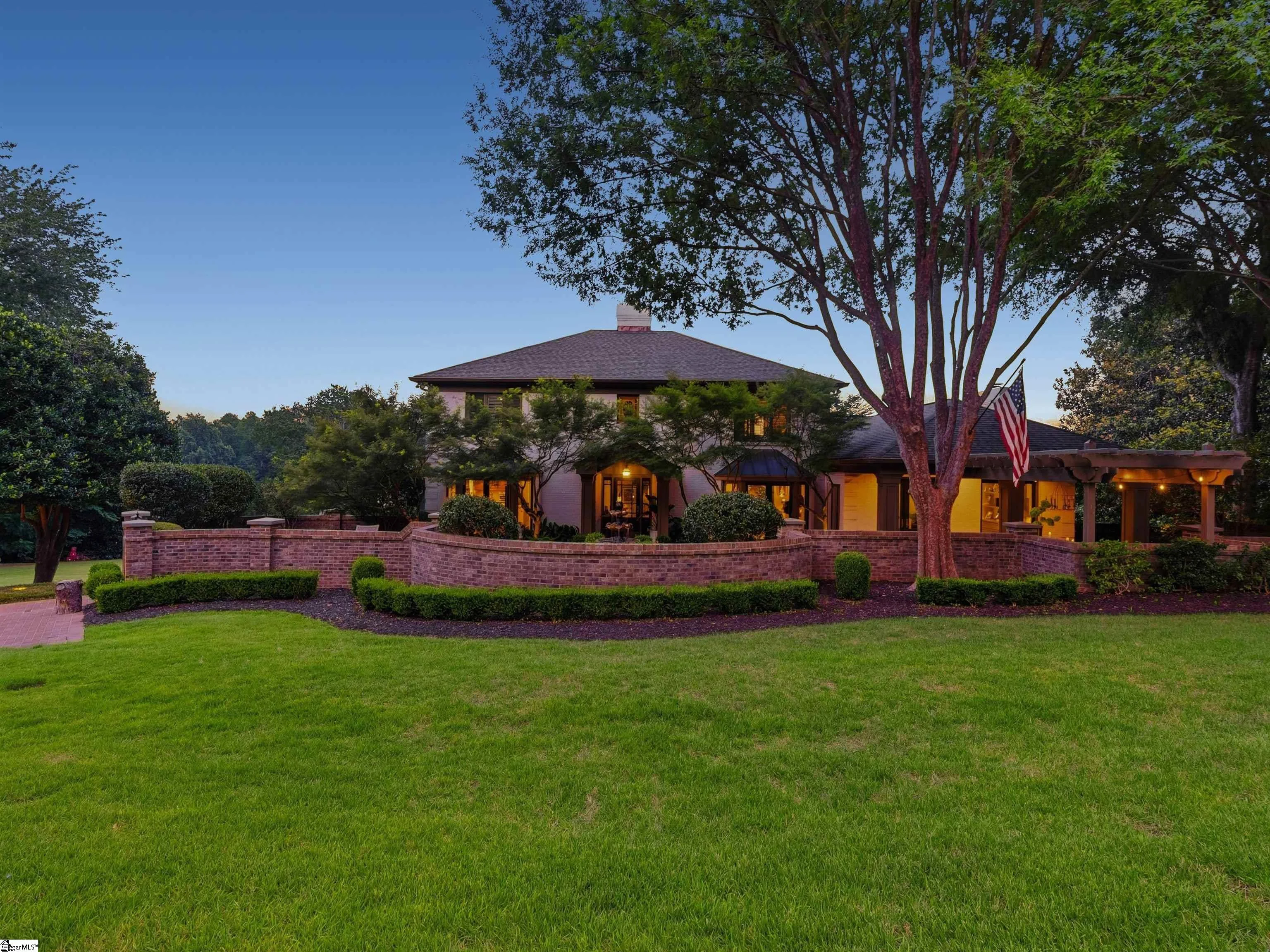 112 E Round Hill Road