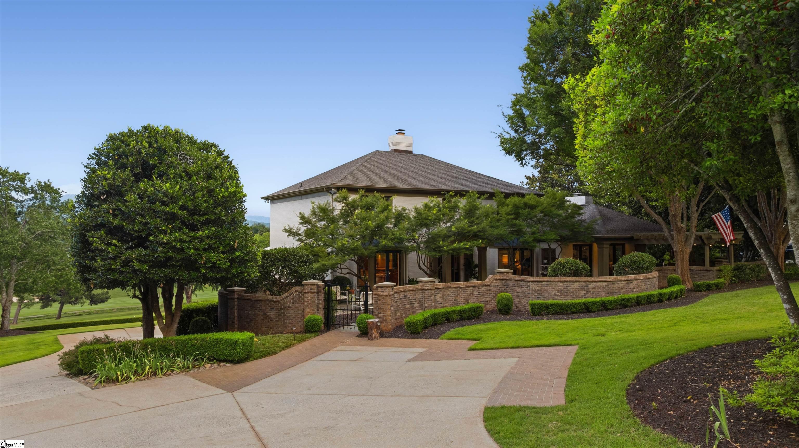 112 E Round Hill Road