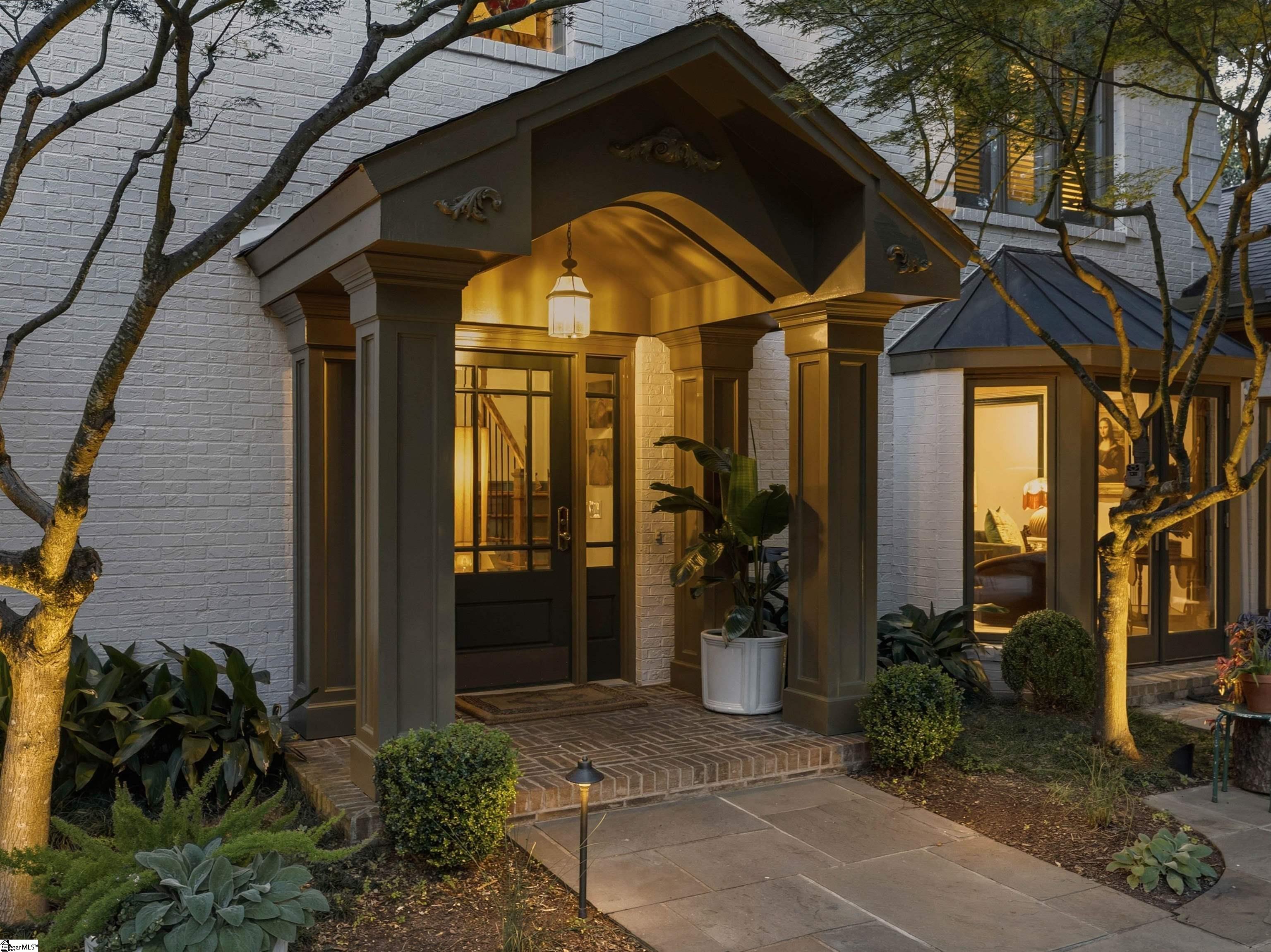 112 E Round Hill Road