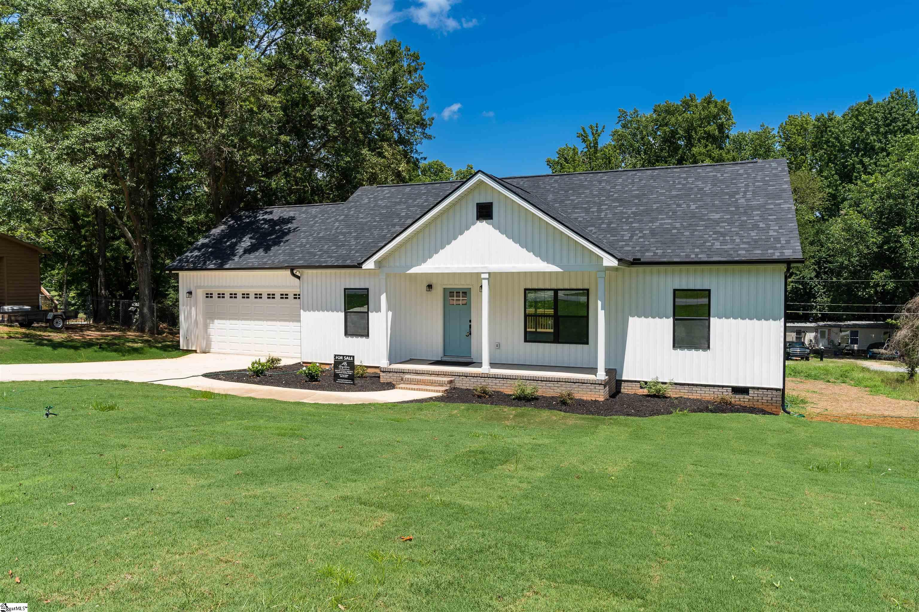 Photo 1 of 32 — 505 S Bomar Avenue, Landrum, SC 29356
