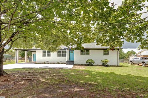 Photo of 203 Montgomery Street, Laurens, SC 29360 (MLS # 1578112)