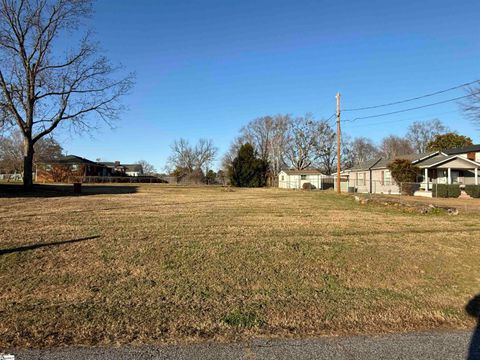 211 Pine Street Reidville SC 29375