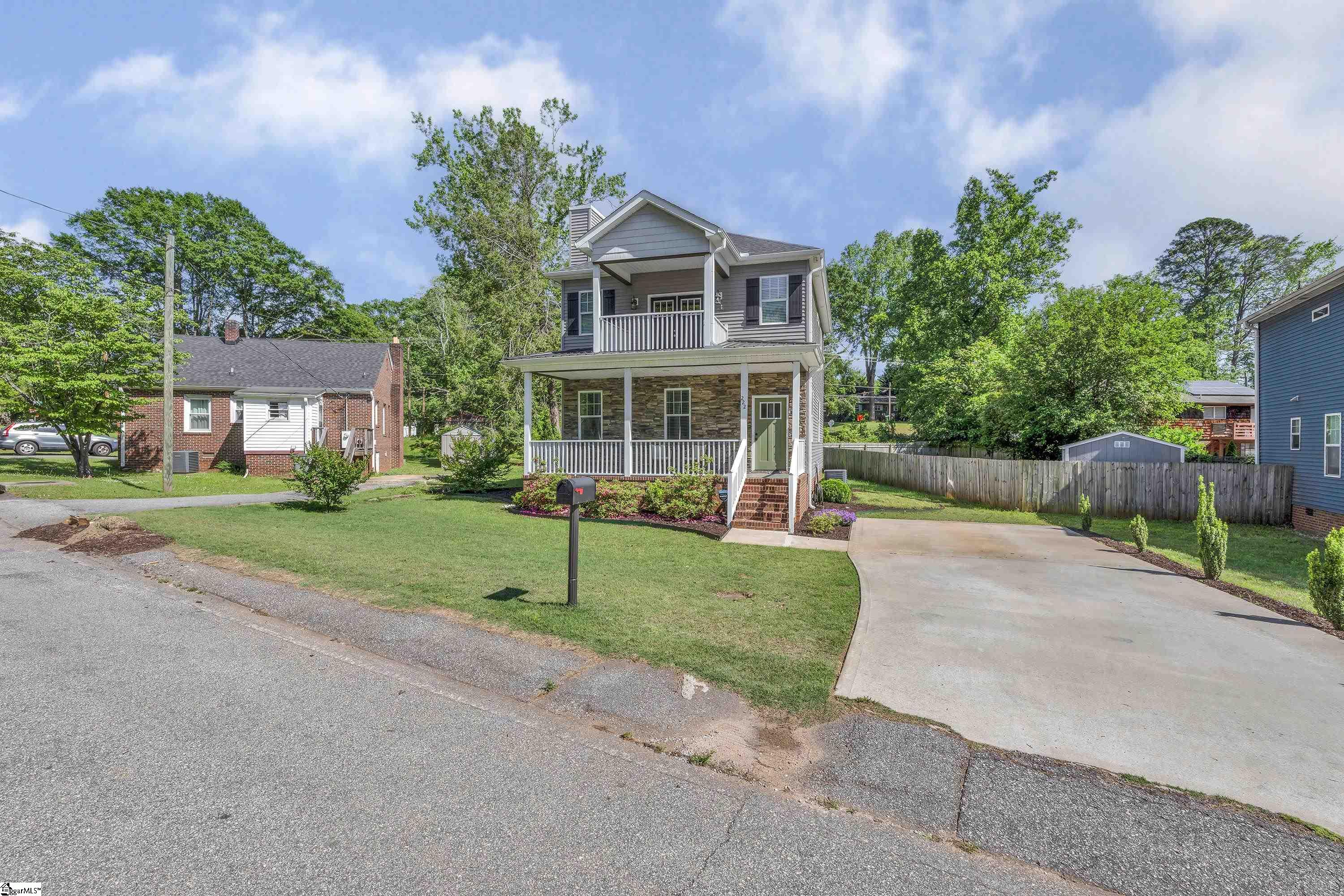 Greenville, South Carolina 29609, United States, 3 Bedrooms Bedrooms, ,3 BathroomsBathrooms,Residential,Pending,119541