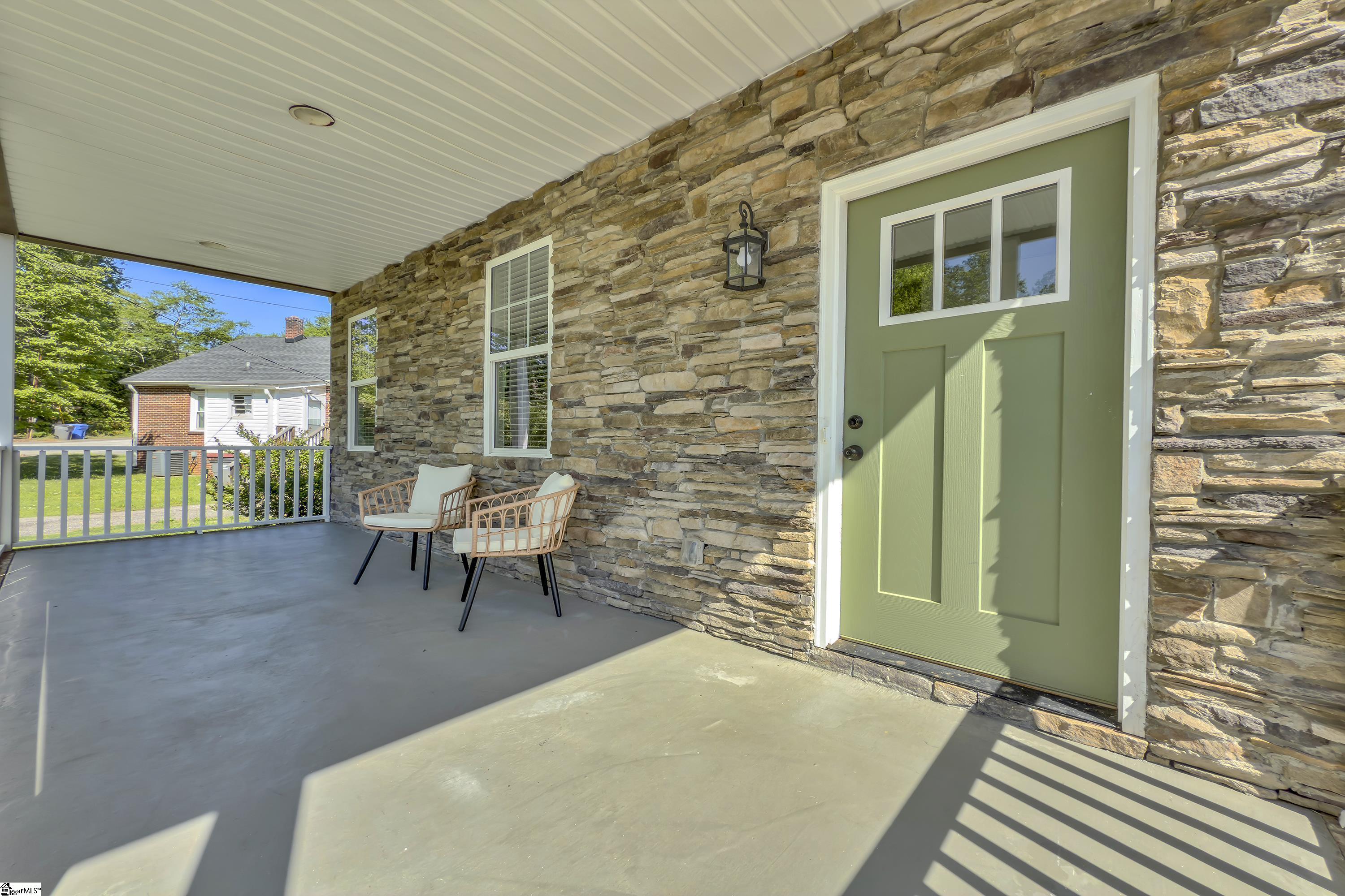 Greenville, South Carolina 29609, United States, 3 Bedrooms Bedrooms, ,3 BathroomsBathrooms,Residential,Pending,119541