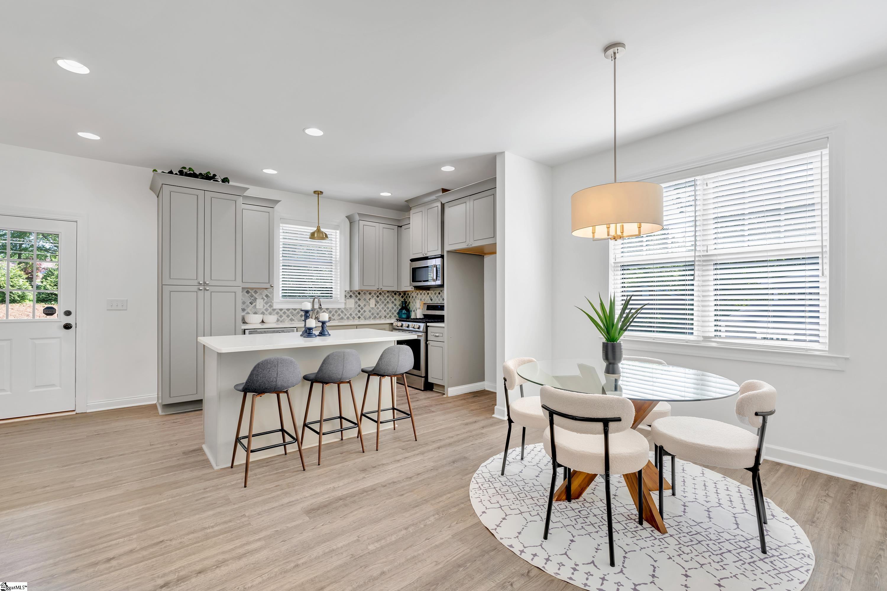 Greenville, South Carolina 29609, United States, 3 Bedrooms Bedrooms, ,3 BathroomsBathrooms,Residential,Pending,119541