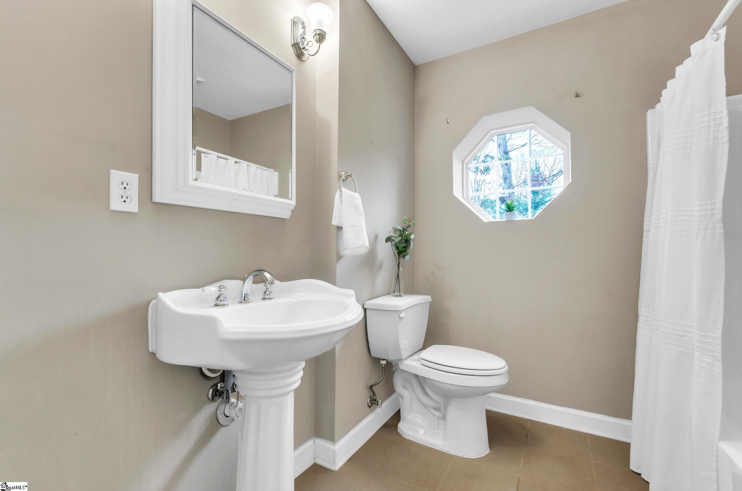 Greenville, South Carolina 29609, United States, 4 Bedrooms Bedrooms, ,4 BathroomsBathrooms,Residential,Contingent,156960