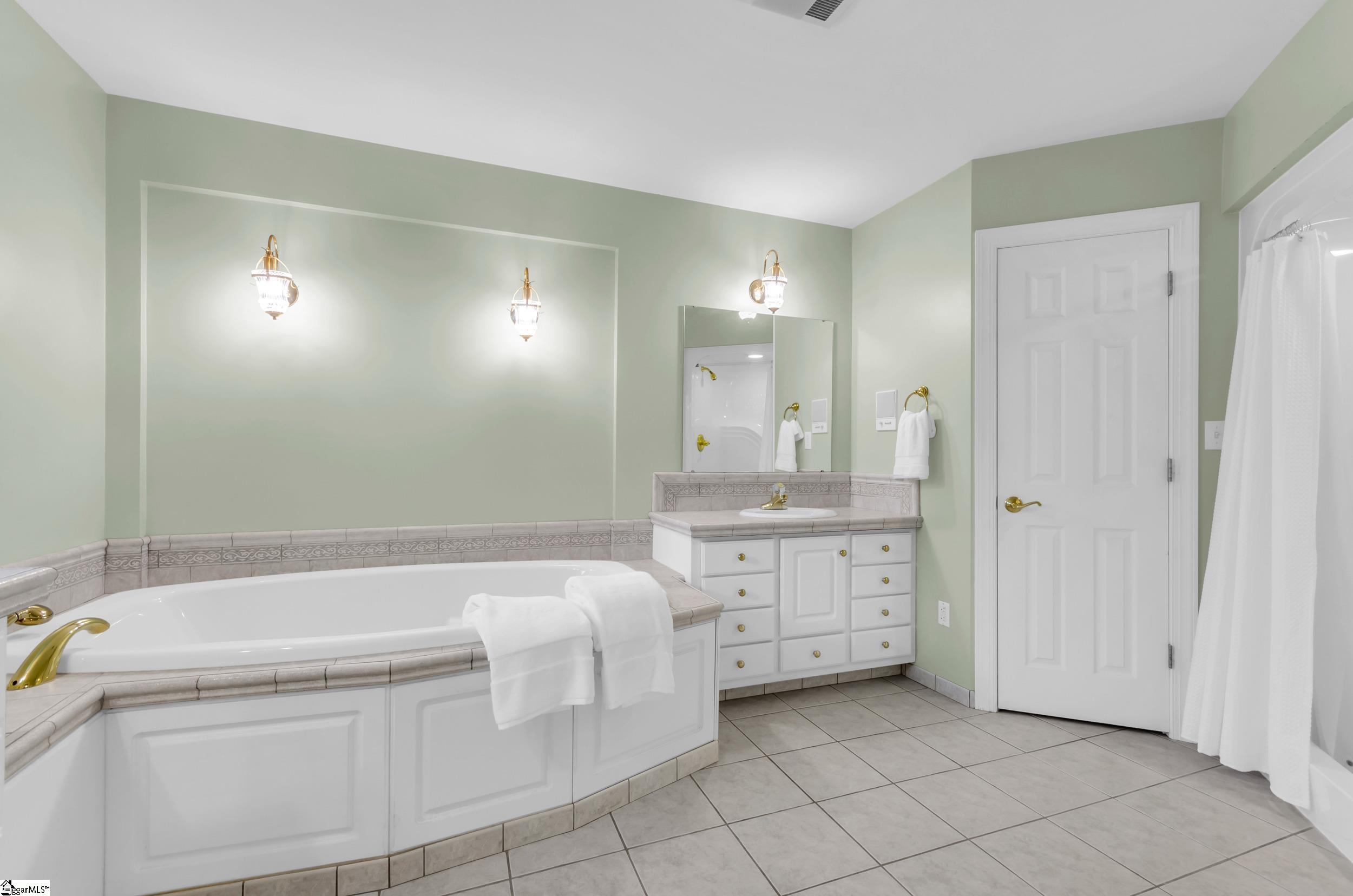 Greenville, South Carolina 29609, United States, 4 Bedrooms Bedrooms, ,4 BathroomsBathrooms,Residential,Contingent,156960