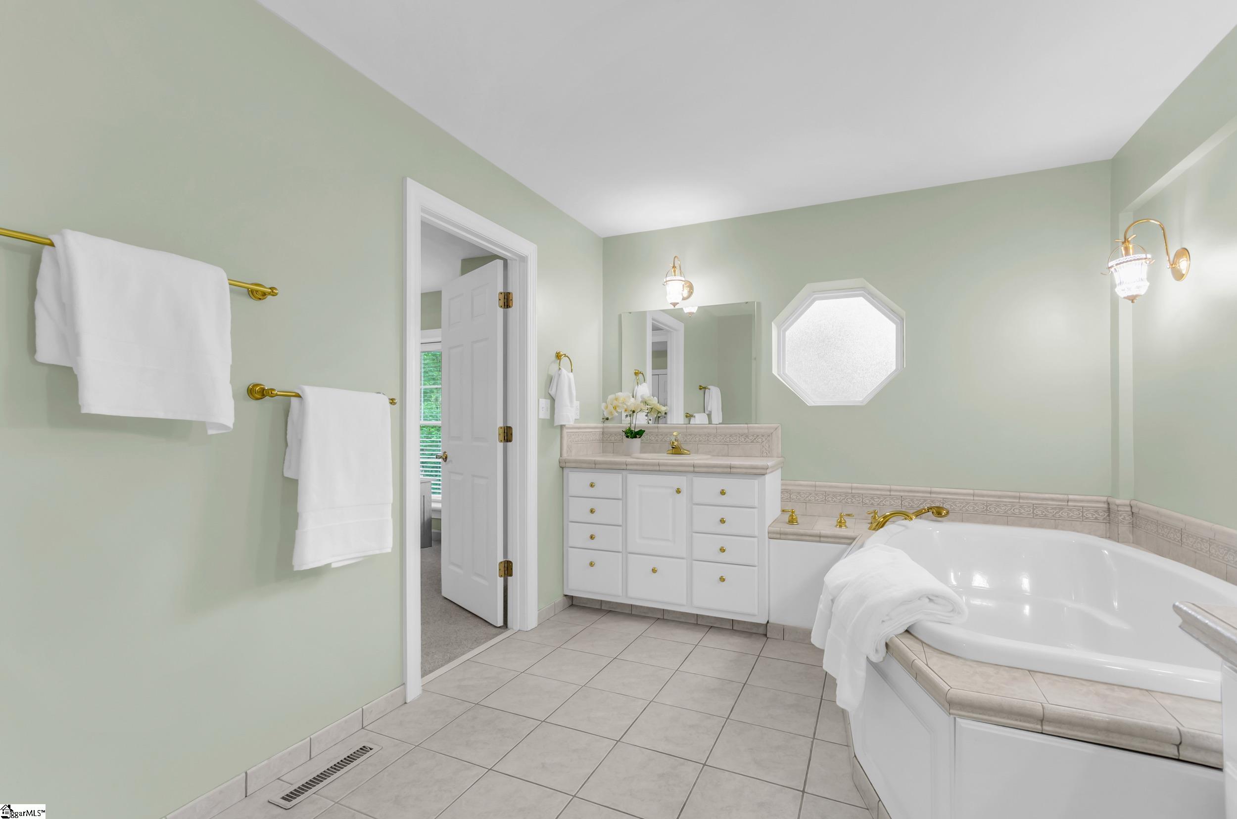 Greenville, South Carolina 29609, United States, 4 Bedrooms Bedrooms, ,4 BathroomsBathrooms,Residential,Contingent,156960