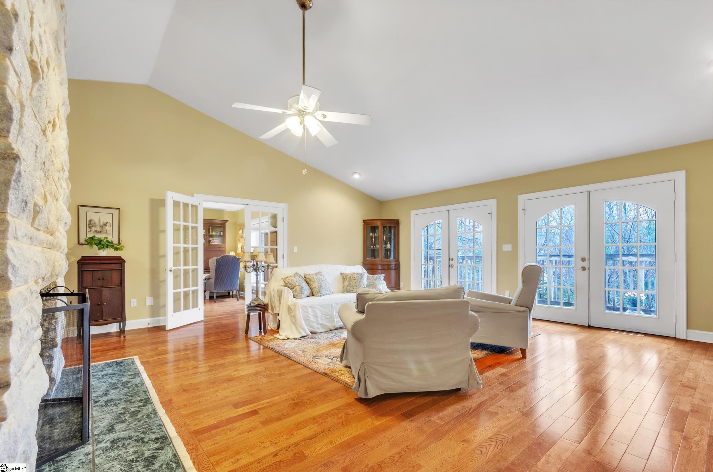 Greenville, South Carolina 29609, United States, 4 Bedrooms Bedrooms, ,4 BathroomsBathrooms,Residential,Contingent,156960