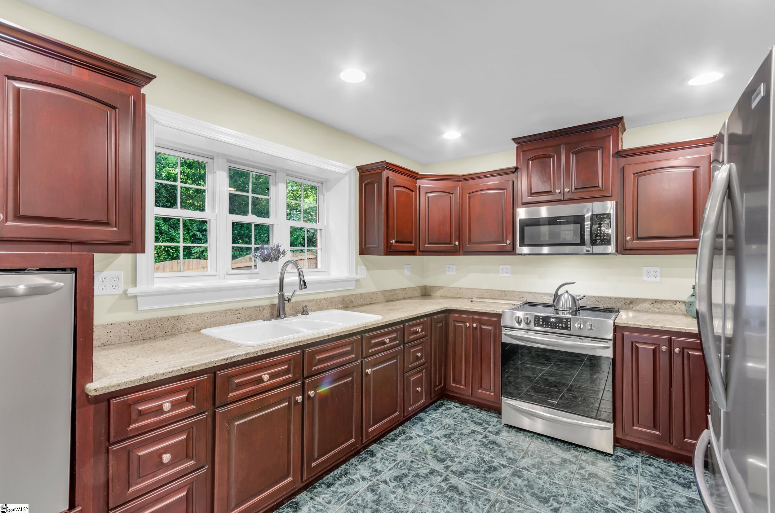 Greenville, South Carolina 29609, United States, 4 Bedrooms Bedrooms, ,4 BathroomsBathrooms,Residential,Contingent,156960