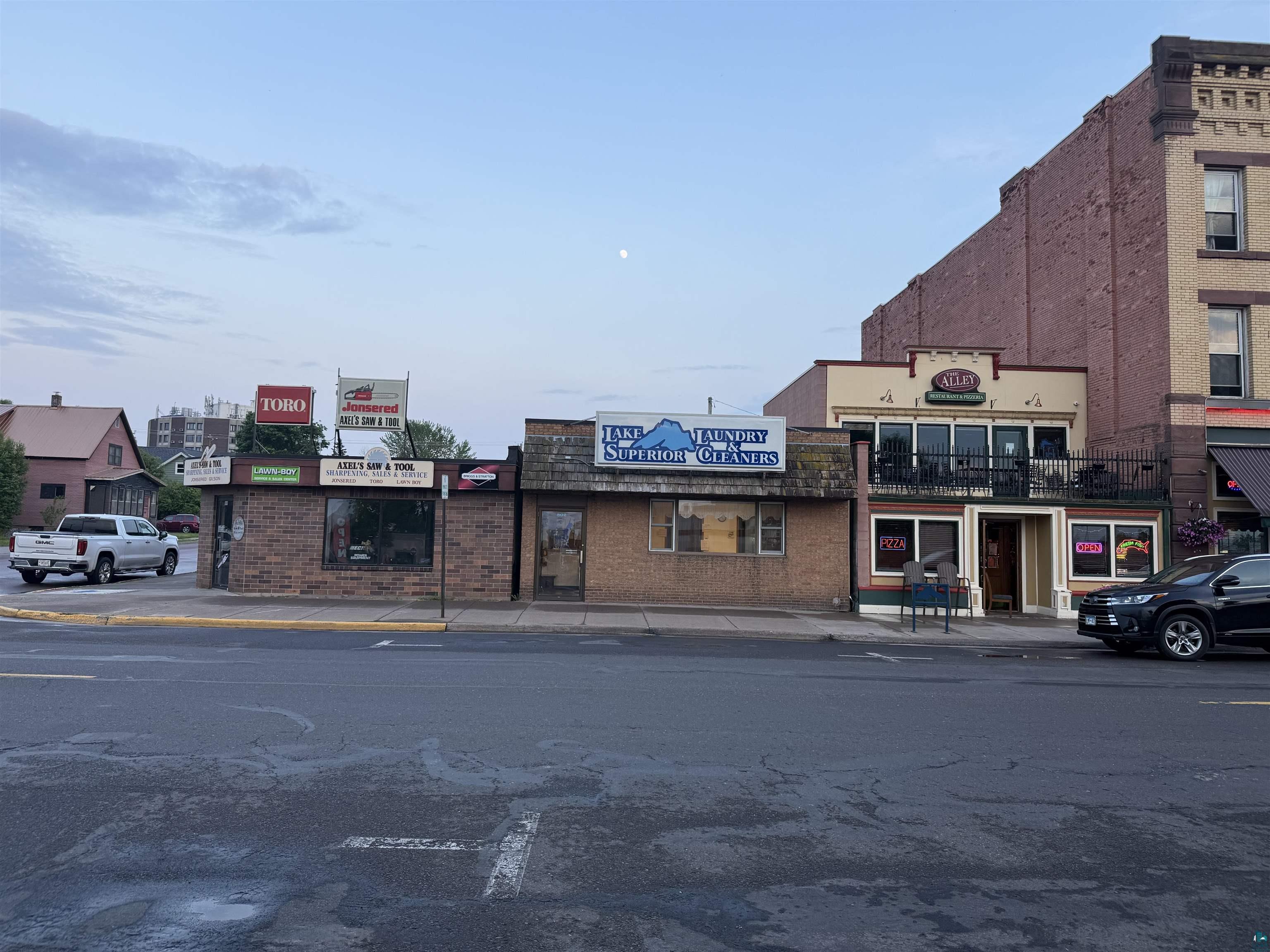802 Main St W