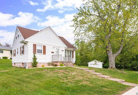 Photo of 3424 Woodland Ave, Duluth, MN 55803 (MLS # 6120004)