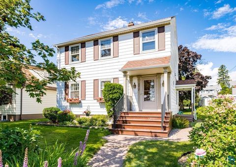 Photo of 2017 E 8th St, Duluth, MN 55812 (MLS # 6115592)