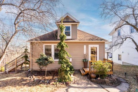 Photo of 1224 W 5th St, Duluth, MN 55806 (MLS # 6112541)