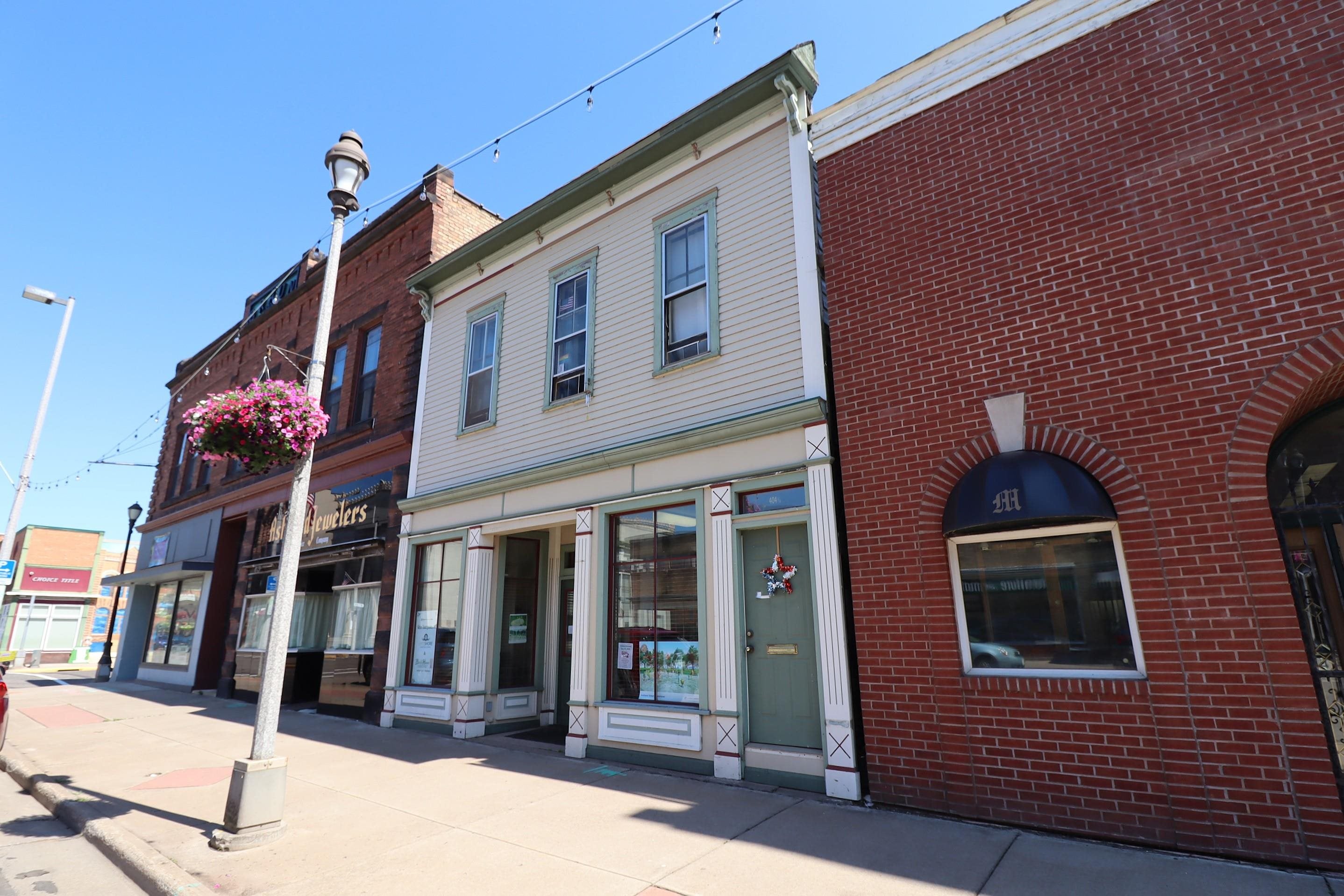 404 Main St W