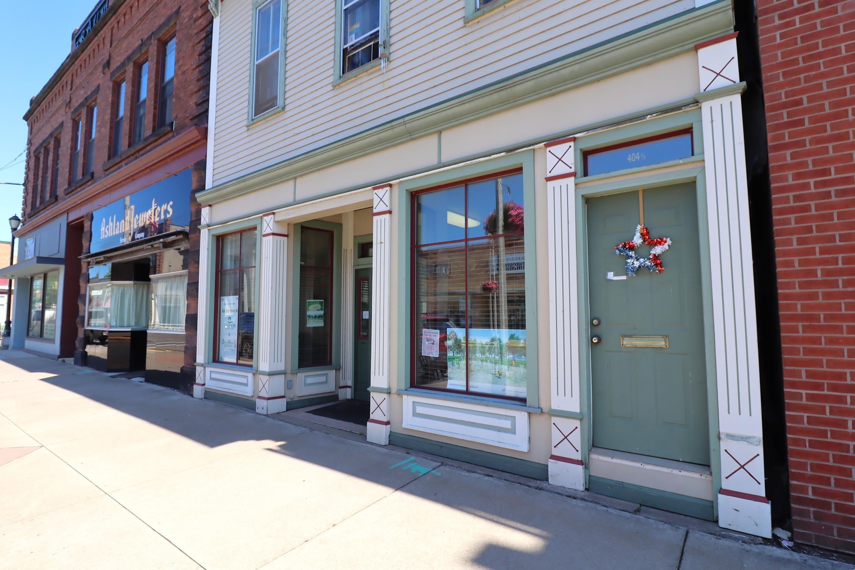 404 Main St W