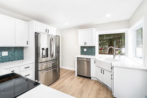 Tiny photo for 555 Park St, Duluth, MN 55803 (MLS # 6124282)