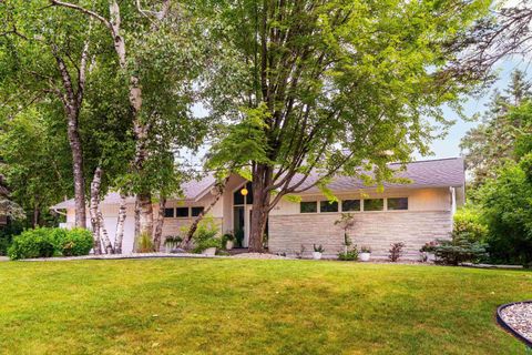 Photo of 630 Valley Dr, Duluth, MN 55804 (MLS # 6124194)