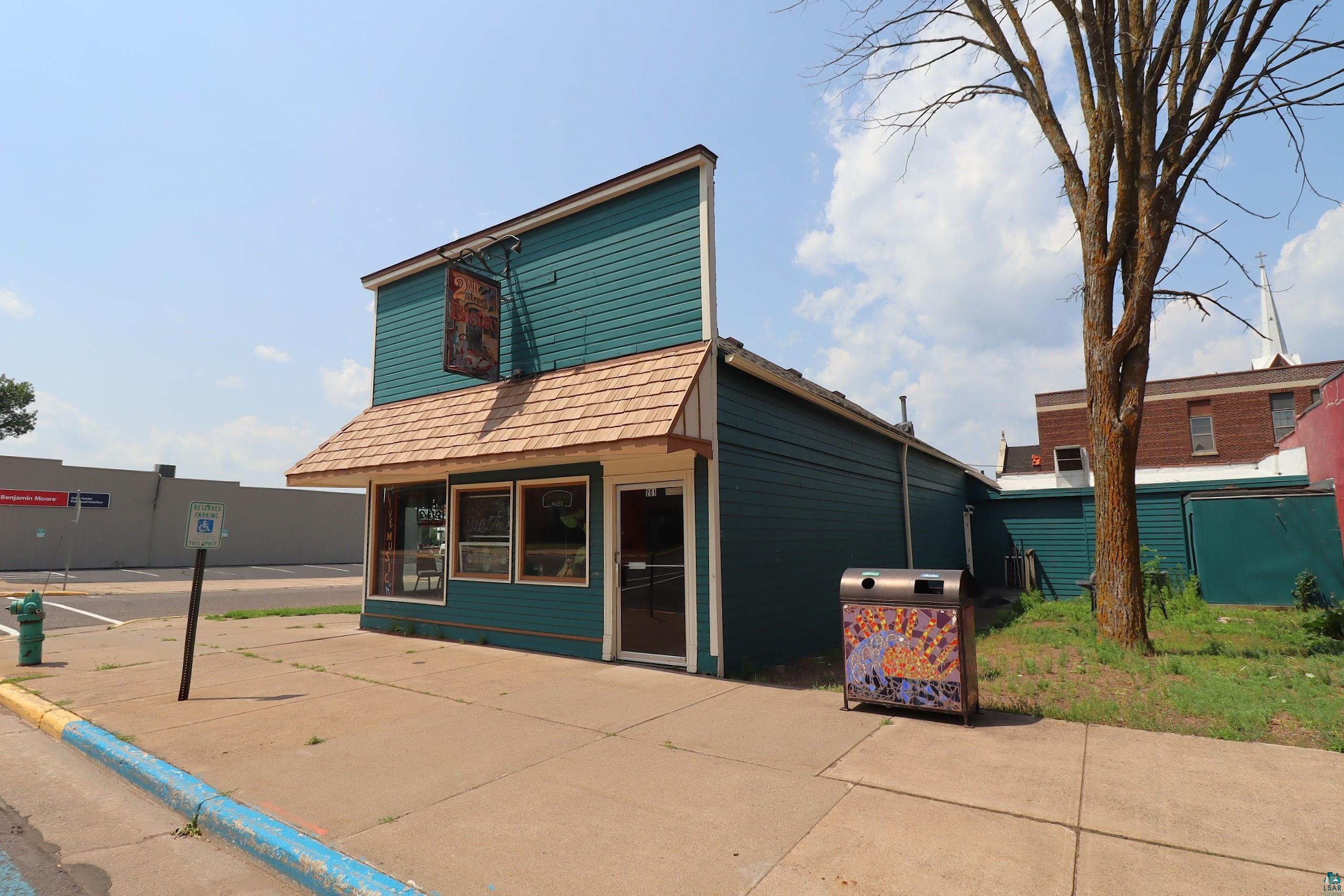 201 Main St E