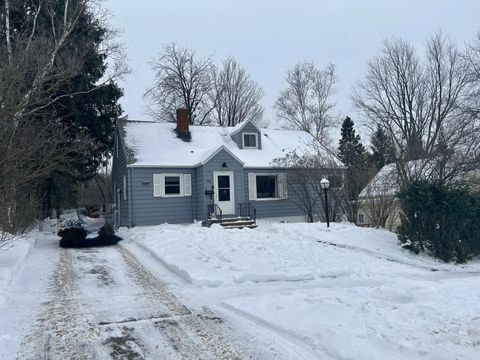 Photo of 110 E Chisholm St, Duluth, MN 55803 (MLS # 6122397)