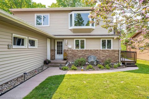 Tiny photo for 540 W Redwing St, Duluth, MN 55803 (MLS # 6124332)