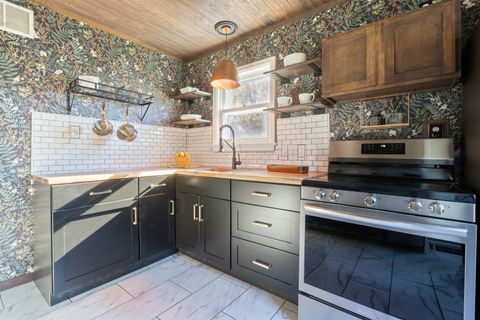 Tiny photo for 4814 Peabody St, Duluth, MN 55804 (MLS # 6122687)