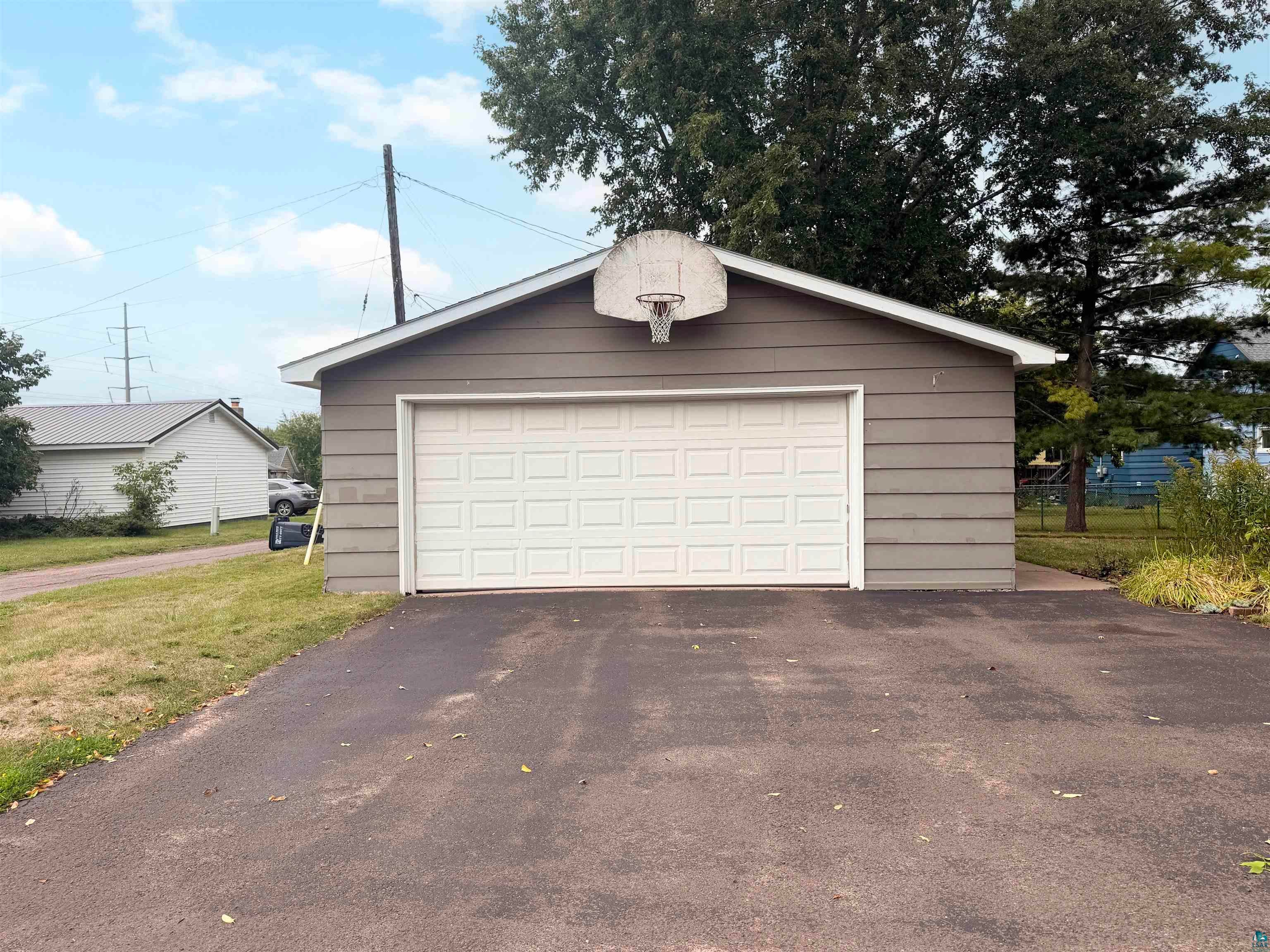 621 18th Ave W