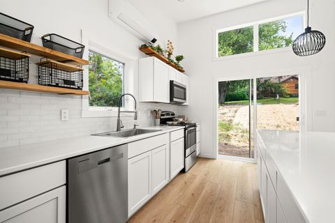 Tiny photo for 14 W Linden St, Duluth, MN 55811 (MLS # 6123025)