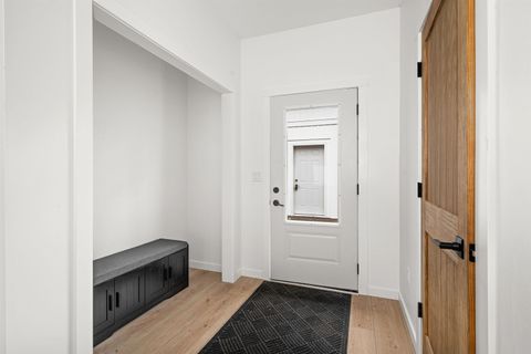 Tiny photo for 14 W Linden St, Duluth, MN 55811 (MLS # 6123025)