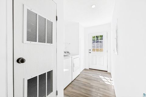Tiny photo for 306 W Palm St, Duluth, MN 55811 (MLS # 6125922)