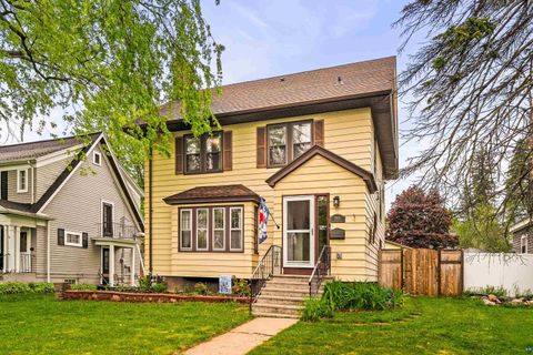 Tiny photo for 2001 E 9th St, Duluth, MN 55812 (MLS # 6125929)