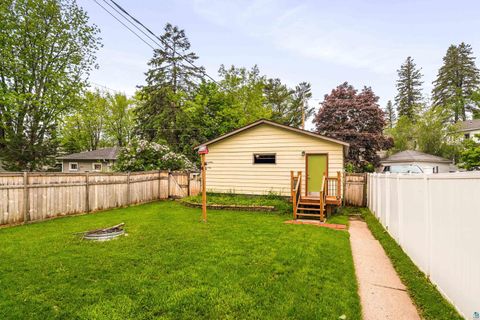 Tiny photo for 2001 E 9th St, Duluth, MN 55812 (MLS # 6125929)