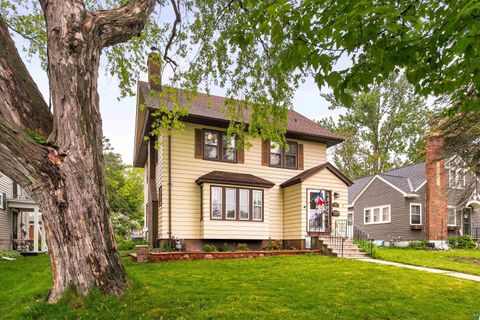 Photo of 2001 E 9th St, Duluth, MN 55812 (MLS # 6125929)