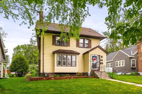 Tiny photo for 2001 E 9th St, Duluth, MN 55812 (MLS # 6125929)
