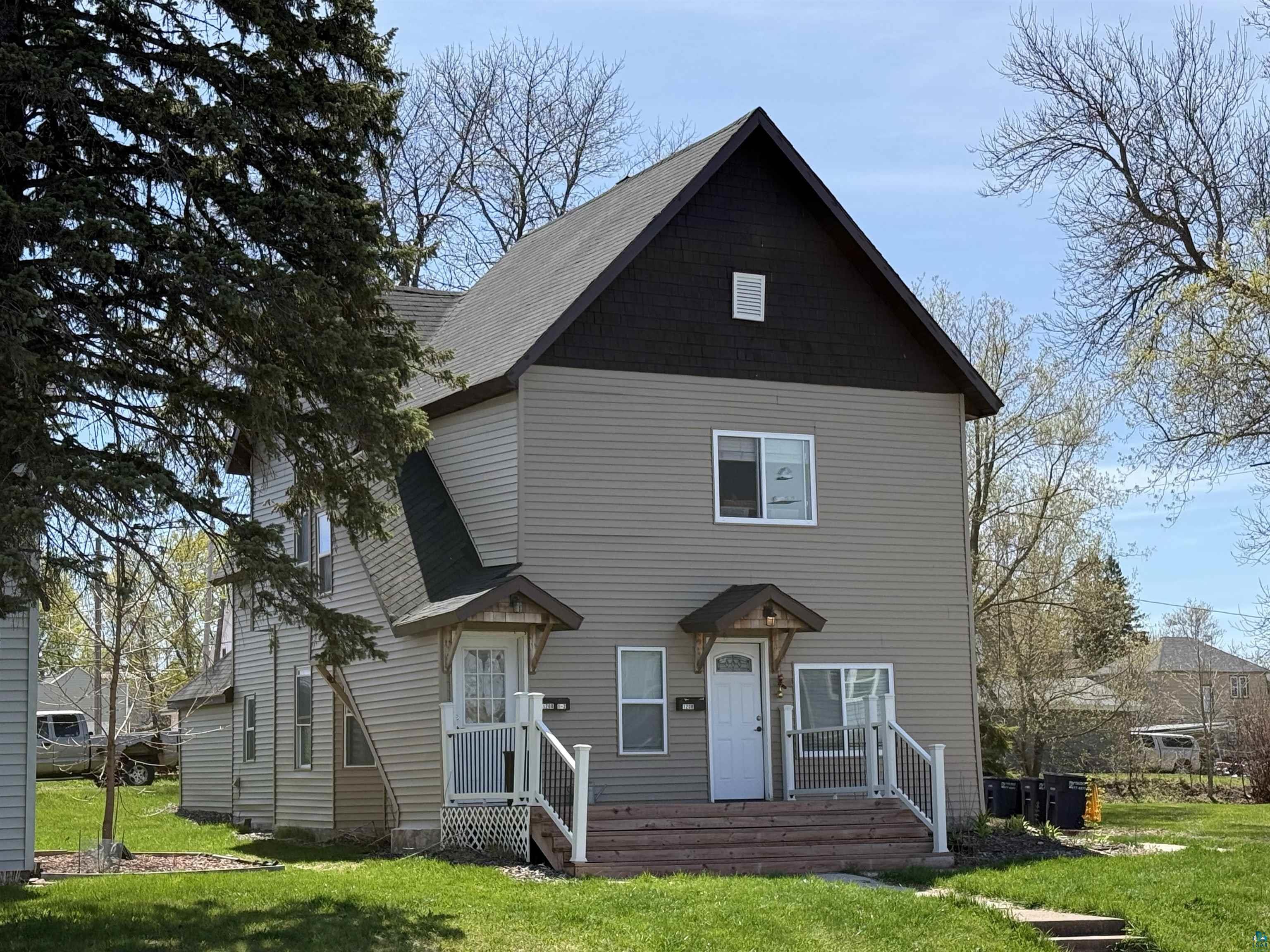 1208 Main St W