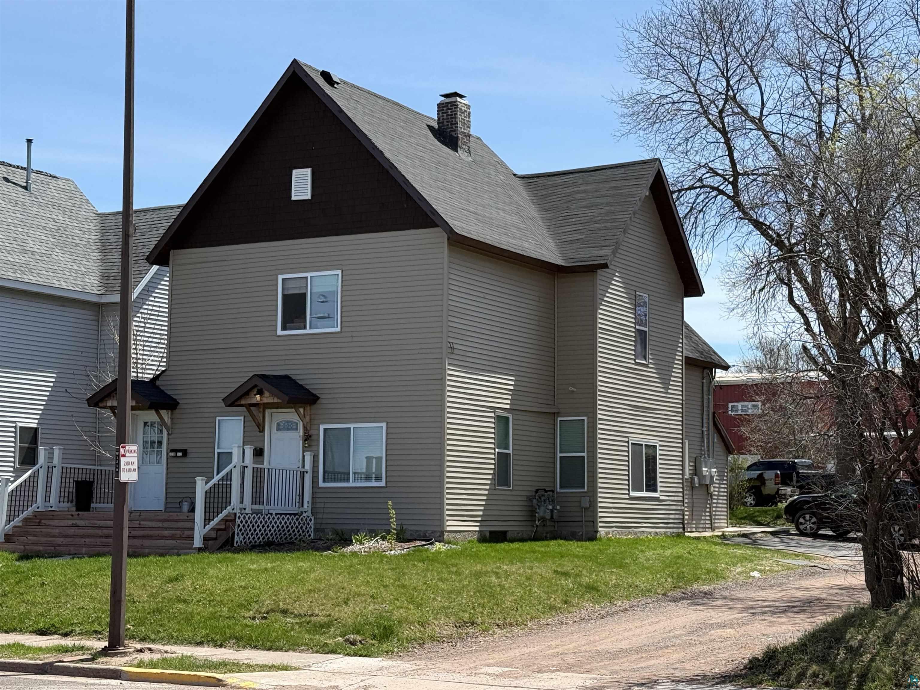 1208 Main St W