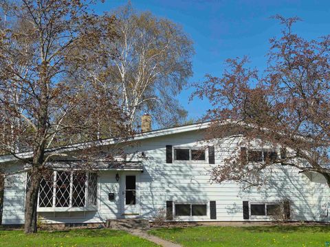 Photo of 1424 E 6th St, Superior, MN 54880 (MLS # 6125602)