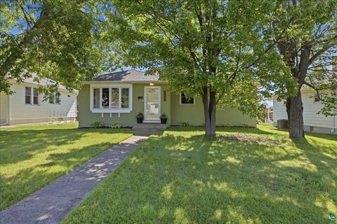 Photo of 3926 3rd Ave E AVE, Hibbing, MN 55746 (MLS # 6126267)