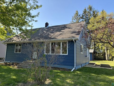 Photo of 334 W Redwing St, Duluth, MN 55803 (MLS # 6125608)