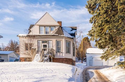 Photo of 1821 E 1st St, Duluth, MN 55812 (MLS # 6123474)