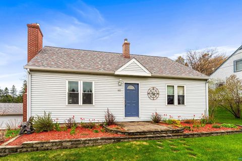 Photo of 1815 Piedmont Ave, Duluth, MN 55811 (MLS # 6125598)