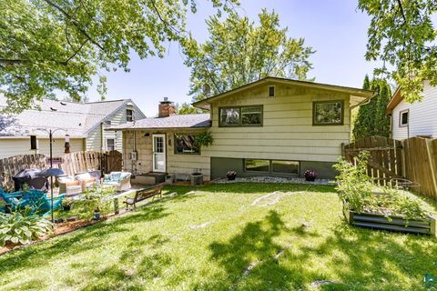 Tiny photo for 4119 Pitt St, Duluth, MN 55804 (MLS # 6126884)