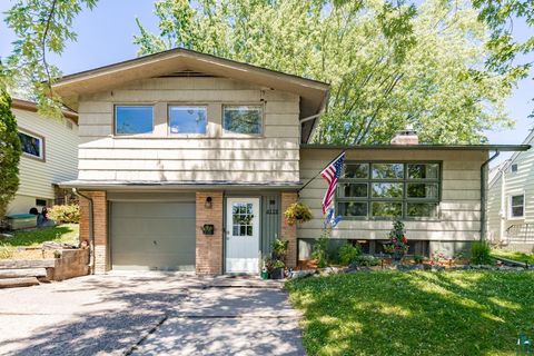 Tiny photo for 4119 Pitt St, Duluth, MN 55804 (MLS # 6126884)